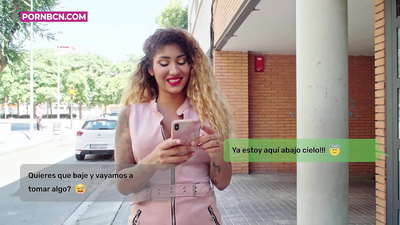 Mke asiye mwaminifu anakaribia kumchumbia mpenzi wake mchanga kwa bidii wakati mumewe anafanya kazi. Latina mwenye matiti na punda mkubwa. Venus Aphrodite.