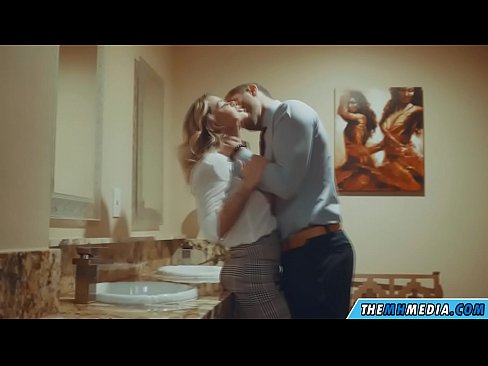 ❤️ Wakati blonde mwenye busty anakutongoza kwenye choo cha umma kwetu sw.epicshowdown.top ️❤